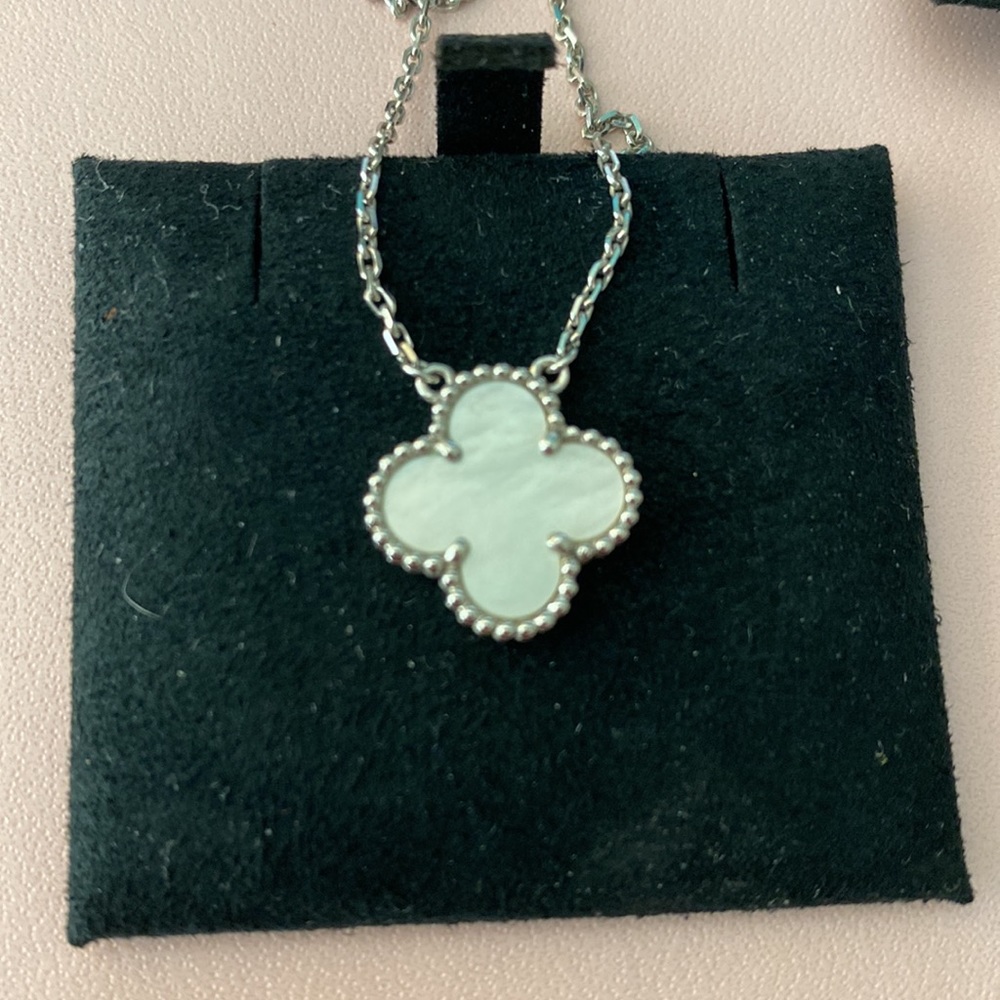 Van Cleef & Arpels Single Motif Vintage Alhambra Necklace 🤍 - Picture 4 of 14